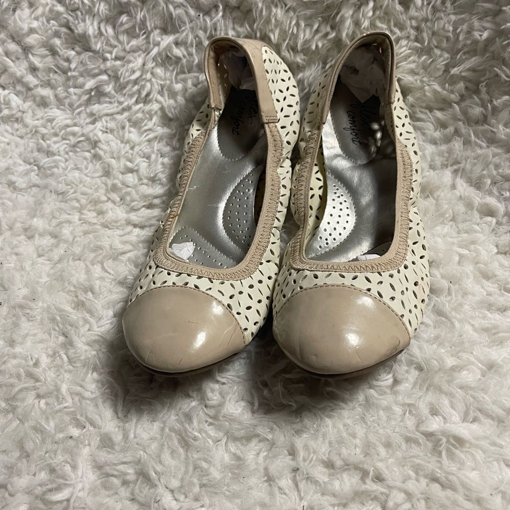 Dexflex Comfort Synthetic Beige and cream lazer cut Ballerina flats SZ9.